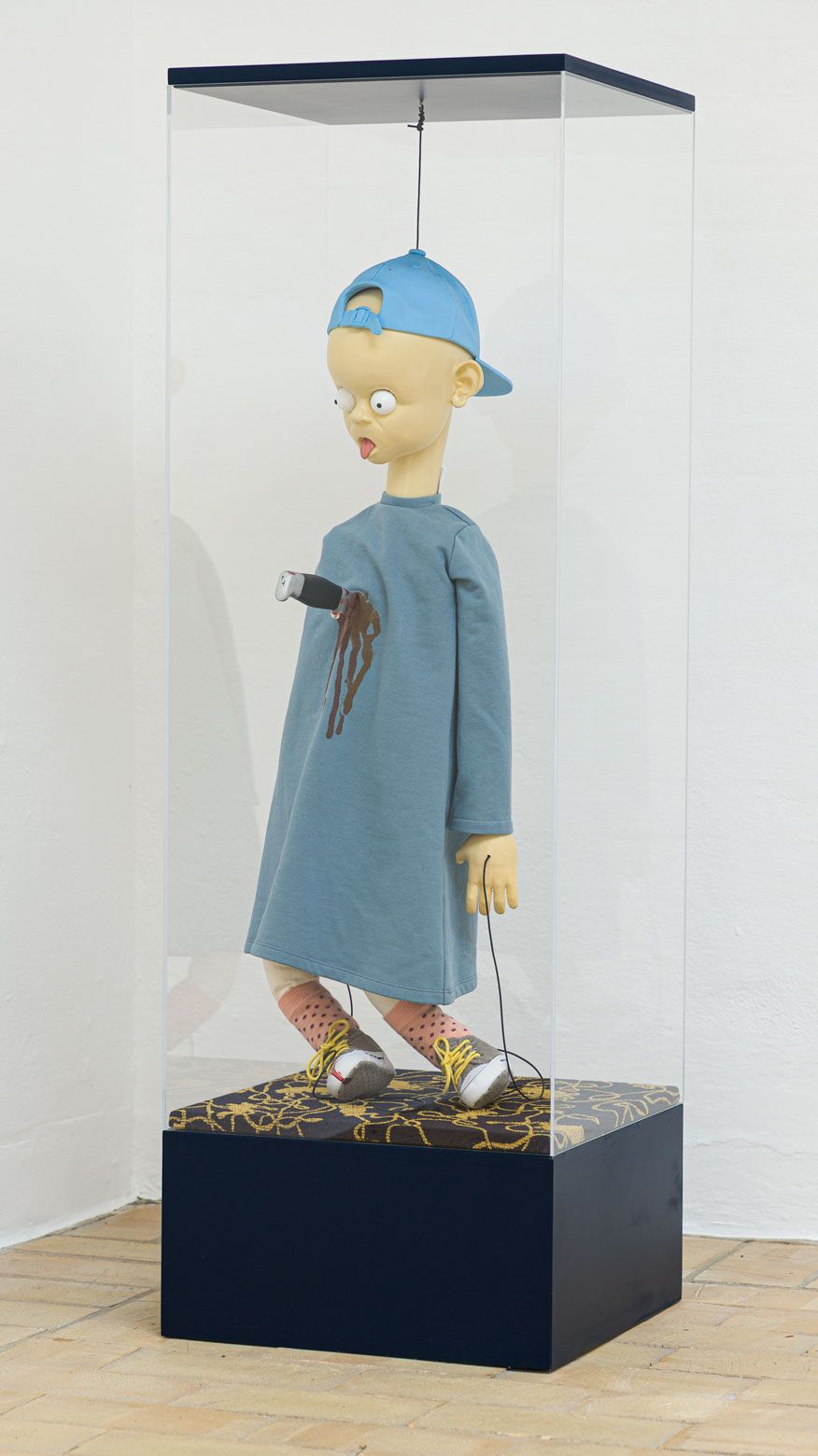 Michael Kvium, Stay Unlucky, 2019, skulptur i montre, set forfra.